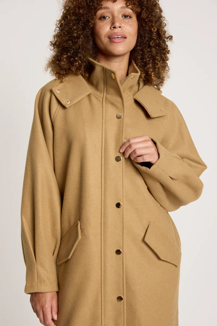 woman wearing Eb & Ive Sable Hood Jacket in Mocha