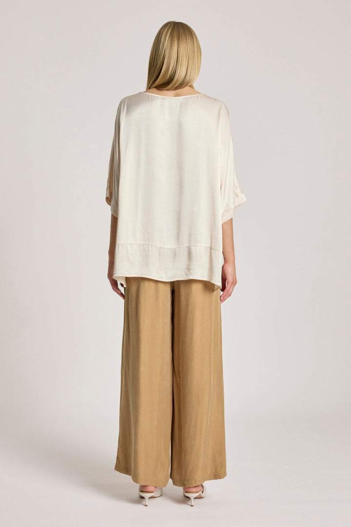 Woman wearing Eb & Ive San Top in Dune