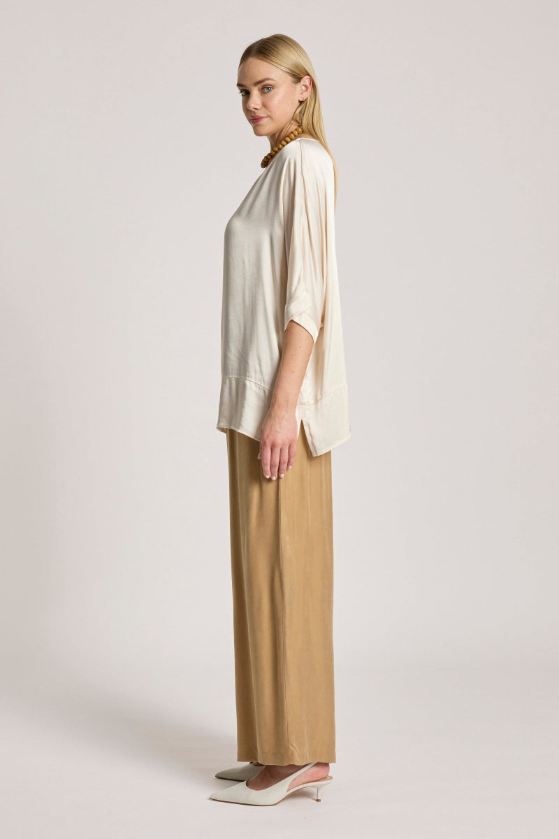 Woman wearing Eb & Ive San Top in Dune