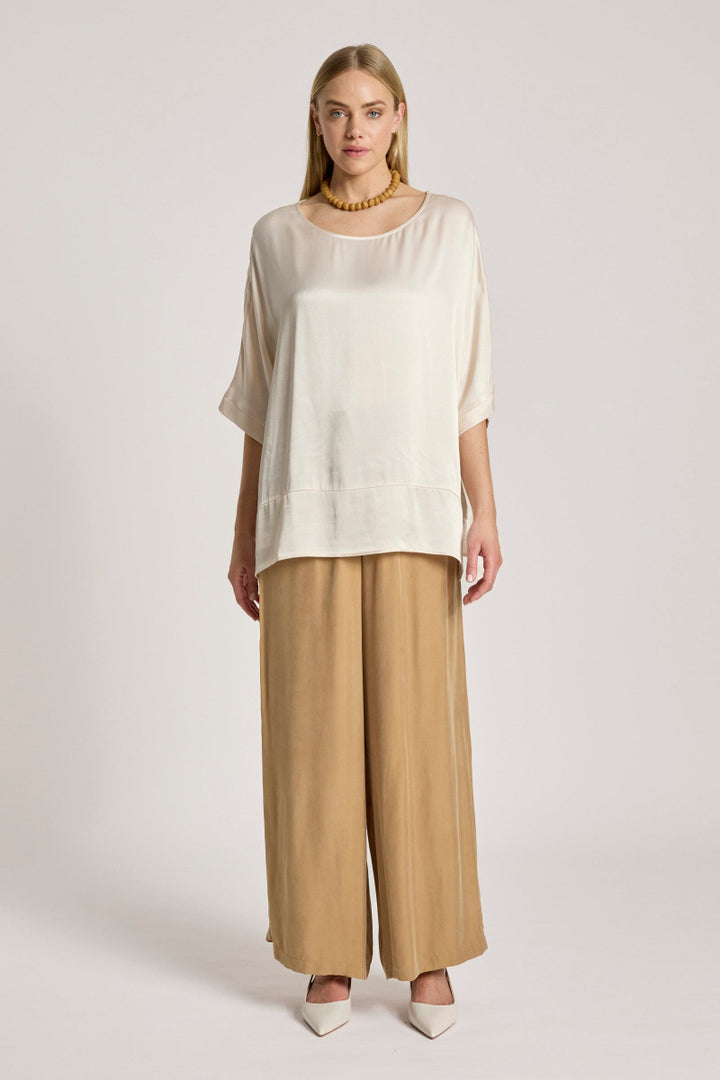 Woman wearing Eb & Ive San Top in Dune