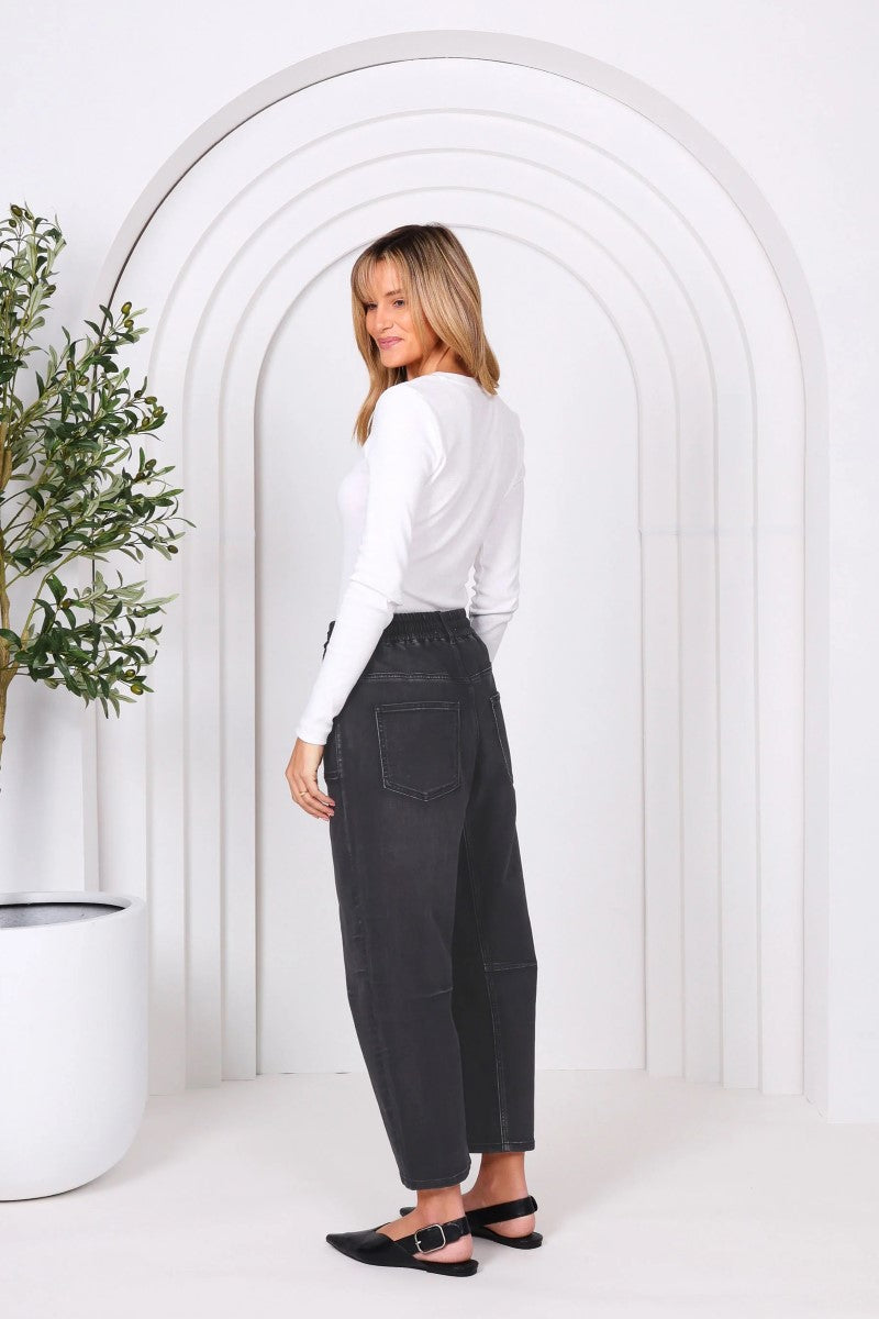 Back view of the Leo Barrel Jeans in black denim from Ivy Vibe, showcasing rear pockets, structured seams, and a tapered barrel-leg fit.