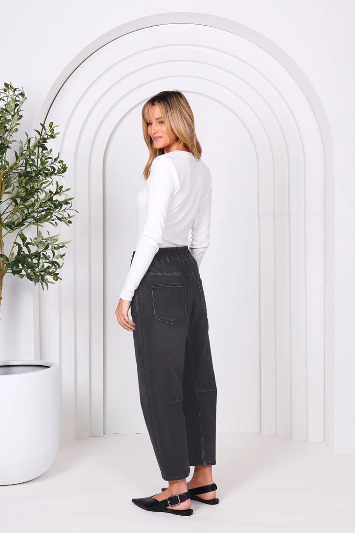 Back view of the Leo Barrel Jeans in black denim from Ivy Vibe, showcasing rear pockets, structured seams, and a tapered barrel-leg fit.